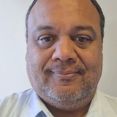 Foto de rosto de um homem de meia-idade com barba curta.